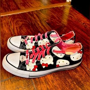 Converse Hello Kitty Chuck Taylor All Star Canvas Ox 8 Women 6 Men. Worn once.